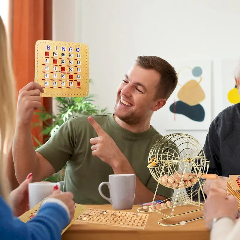 Jeu de bingo à volets GSE pour grands groupes. Grande cage et plateau de bingo en laiton, boules de bingo en bois 7/8, 10 cartes de bingo à volets