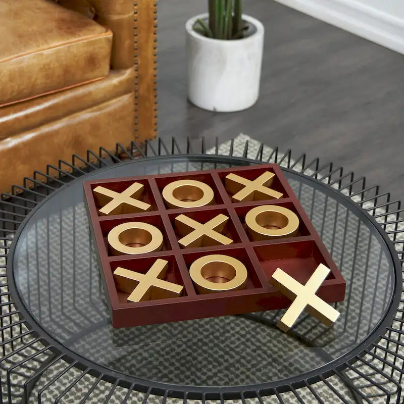 Jeu de morpion en bois marron avec pions X et O dorés