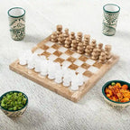 Jeu d'échecs Novica fait main en onyx et marbre brun et blanc (7,5 pouces)
