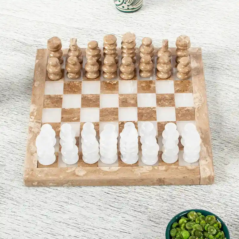 Jeu d'échecs Novica fait main en onyx et marbre brun et blanc (7,5 pouces)