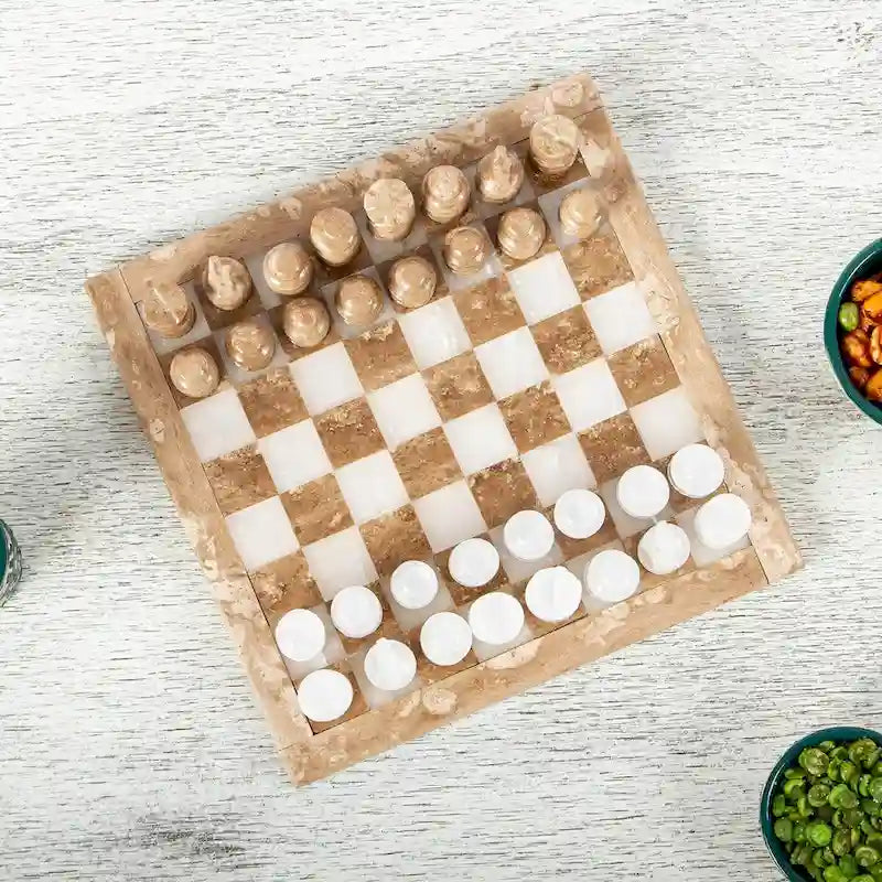 Jeu d'échecs Novica fait main en onyx et marbre brun et blanc (7,5 pouces)