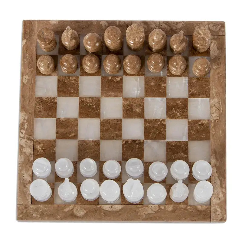 Jeu d'échecs Novica fait main en onyx et marbre brun et blanc (7,5 pouces)