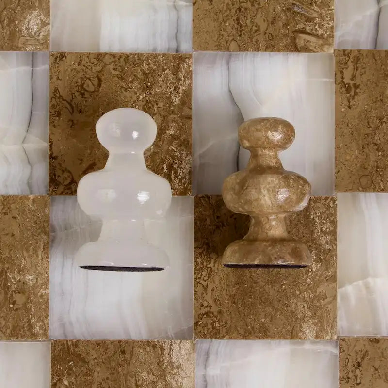 Jeu d'échecs Novica fait main en onyx et marbre brun et blanc (7,5 pouces)