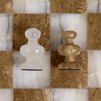 Jeu d'échecs Novica fait main en onyx et marbre brun et blanc (7,5 pouces)